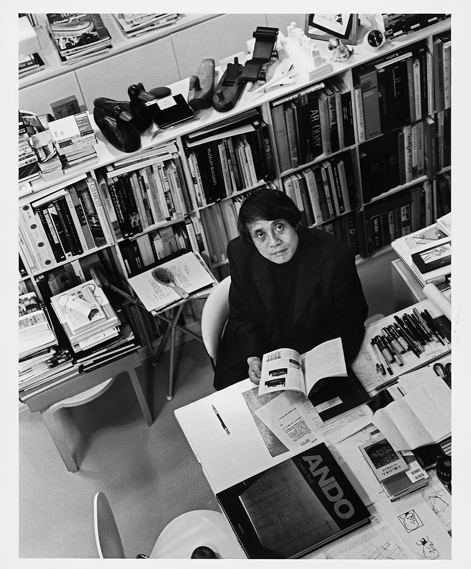 ▼安藤忠雄在工作室.摄影:荒木经惟  citic