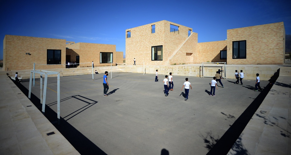 the noor e mobin g2 primary school semnan province iran by fea studio