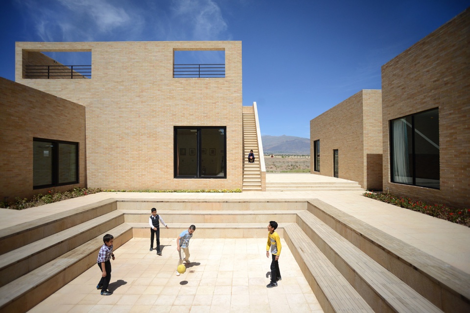 the noor e mobin g2 primary school semnan province iran by fea studio
