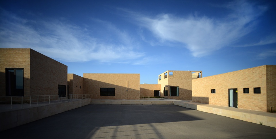 the noor e mobin g2 primary school semnan province iran by fea studio