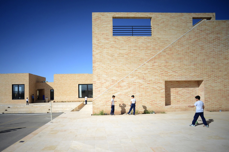 the noor e mobin g2 primary school semnan province iran by fea studio