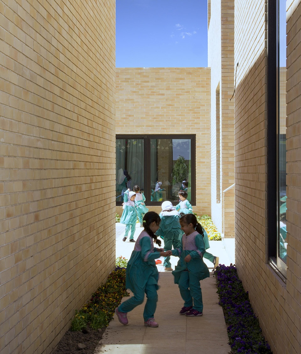 the noor e mobin g2 primary school semnan province iran by fea studio