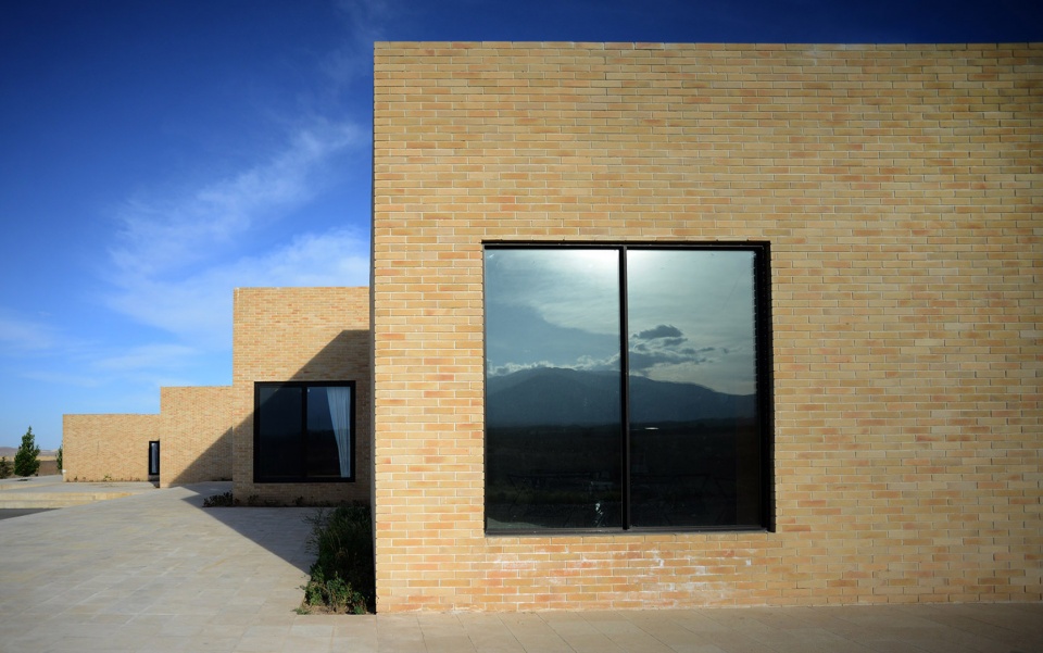 the noor e mobin g2 primary school semnan province iran by fea studio