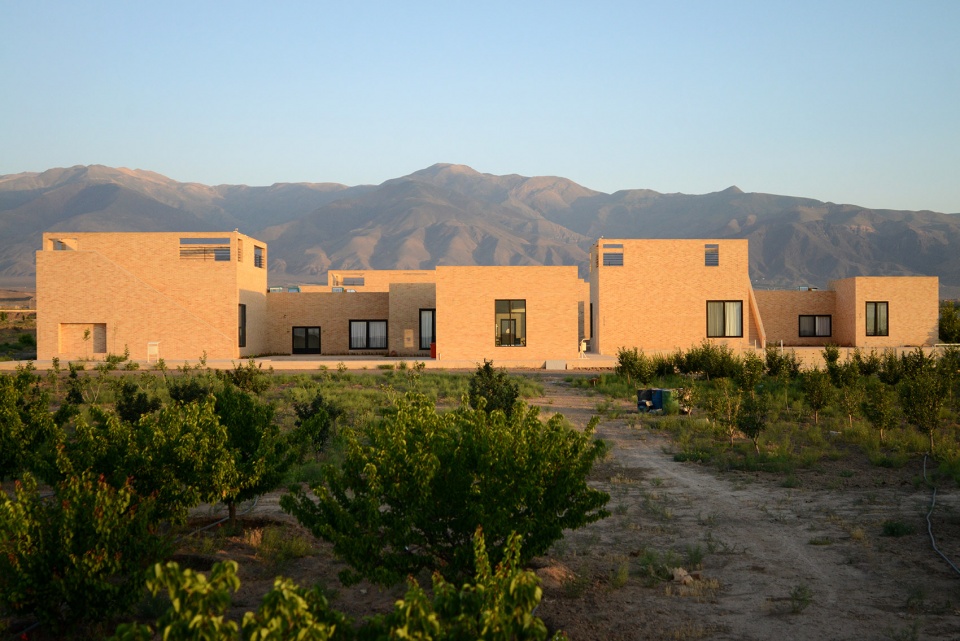 the noor e mobin g2 primary school semnan province iran by fea studio