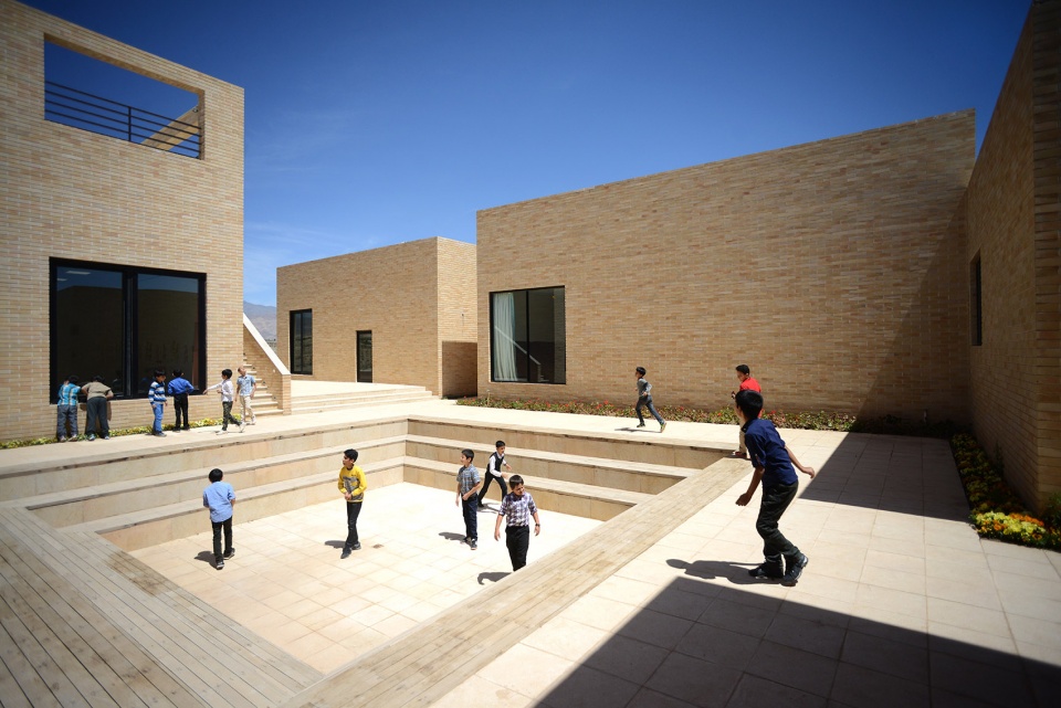 the noor e mobin g2 primary school semnan province iran by fea studio
