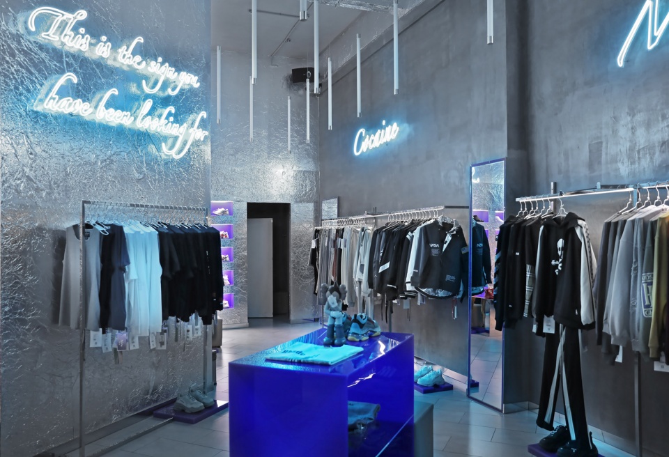 POISON FASHION BOUTIQUE near Sino Myanmar border 008