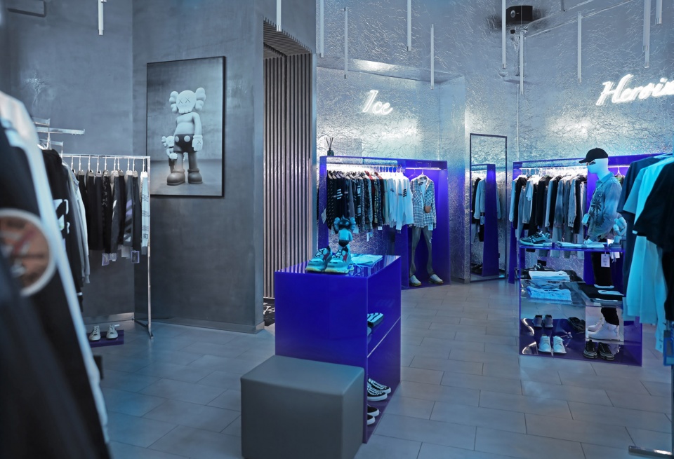 POISON FASHION BOUTIQUE near Sino Myanmar border 011