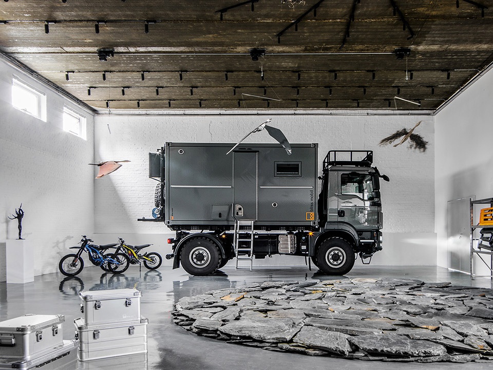 mercedes unimog showroom in beijing by guo ban er
