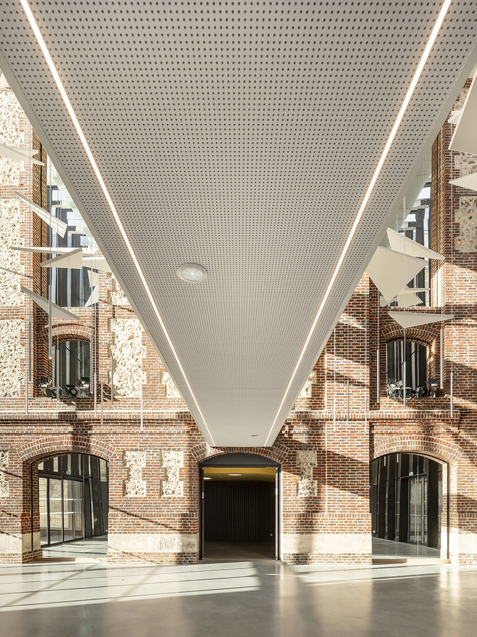002-renovation-of-theater-legendre-by-opus-5-architects-1-960x1281.jpg
