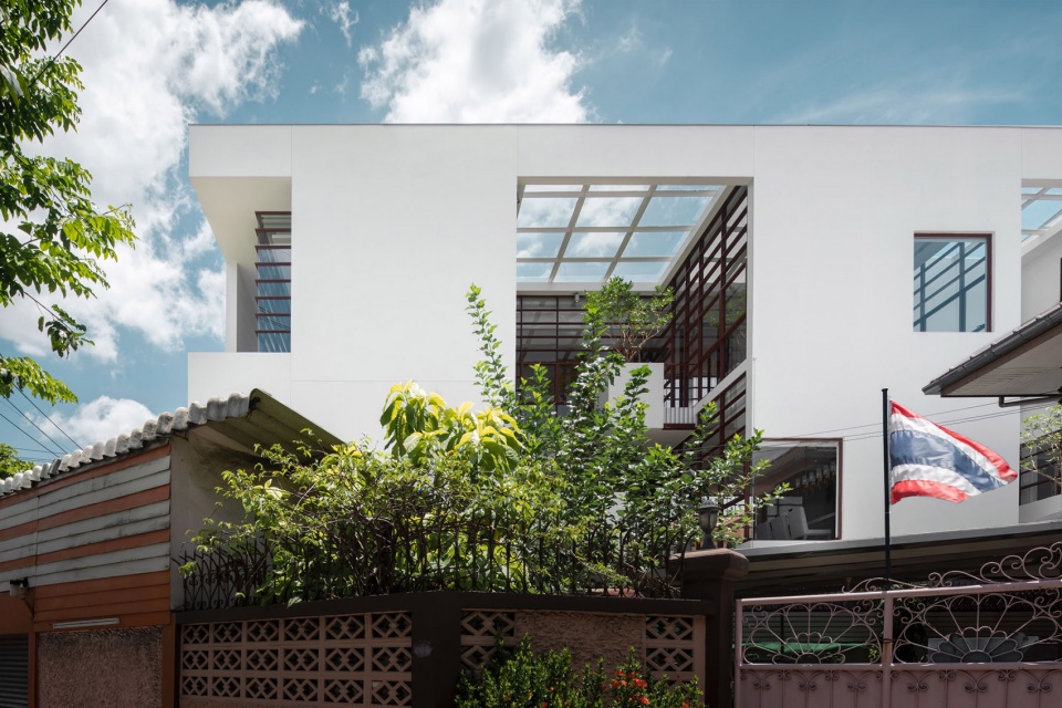 floated tree house by anonym studio