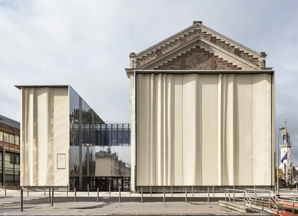 renovation of theater legendre by opus 5 architects