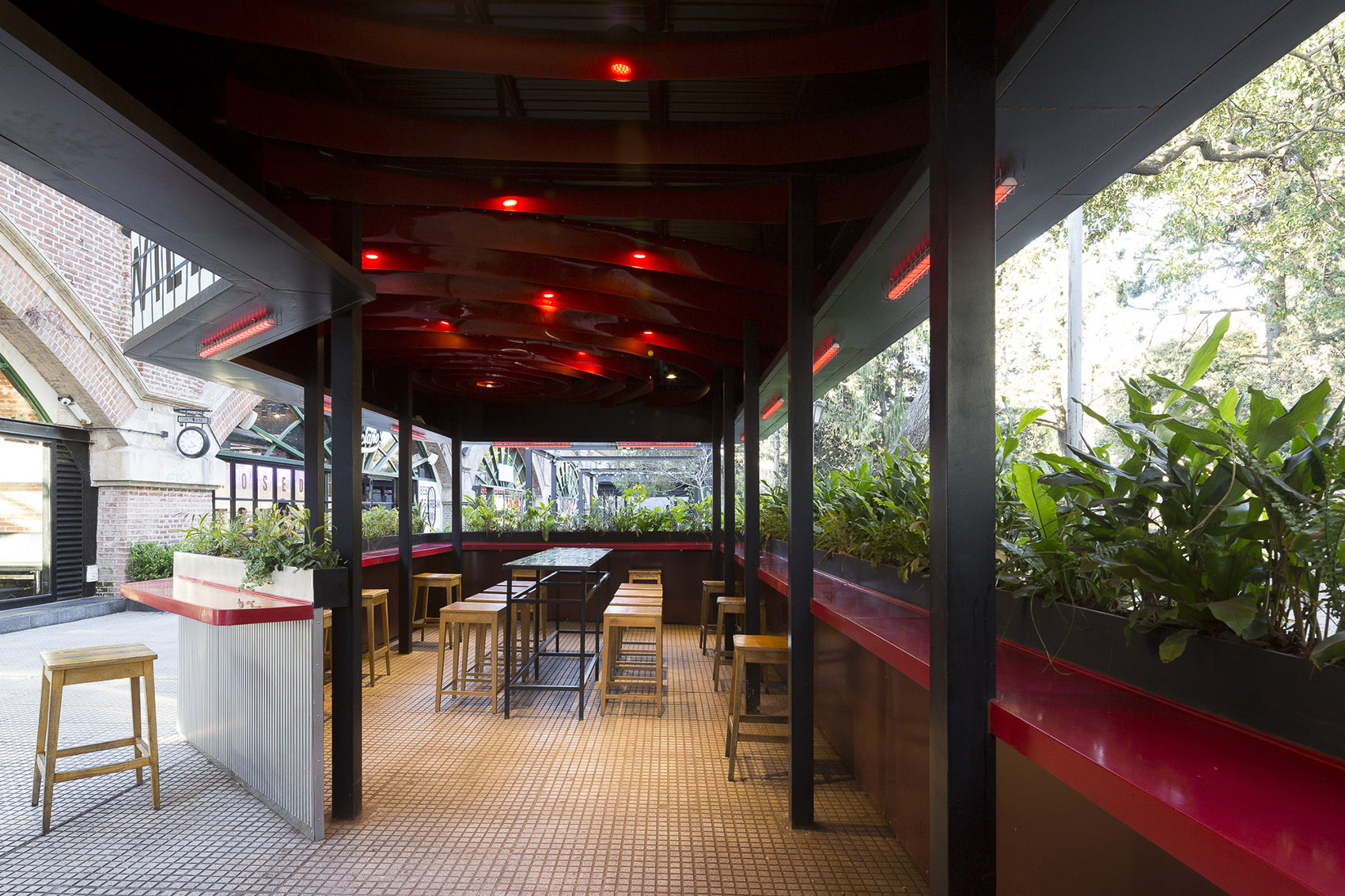 Outside dining space for Williamsburg restaurant by Hitzig Militello Architects 谷德设计网