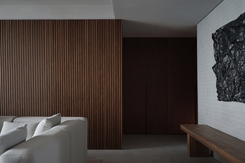 A home made of porcelain and walnut Bridge Lab
