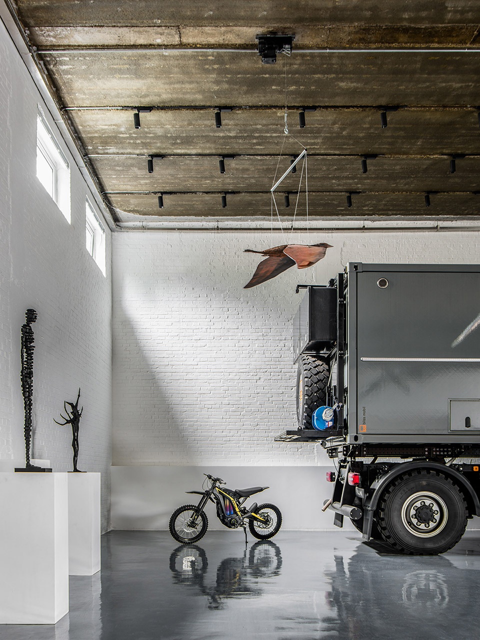 mercedes unimog showroom in beijing by guo ban er