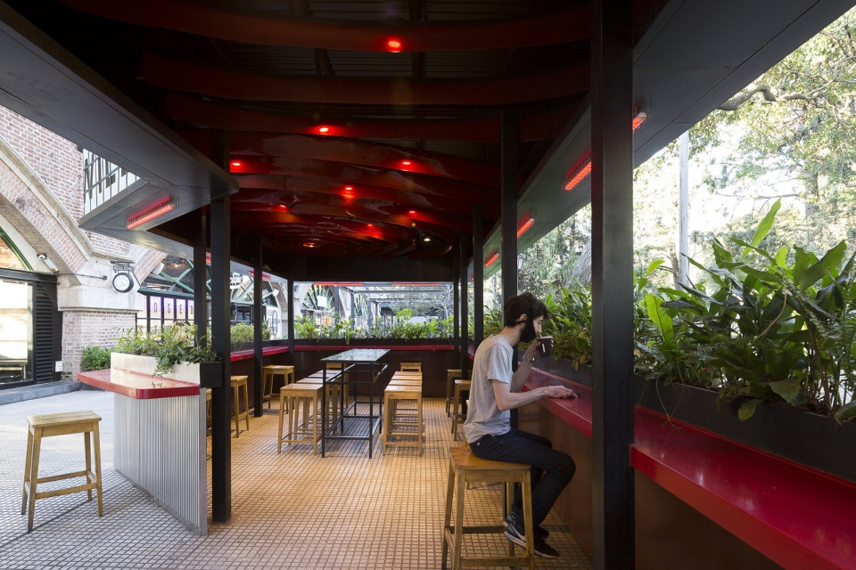 outside restaurant in buenos aires by hitzig militello architectsoutside restaurant in buenos aires by hitzig militello architects