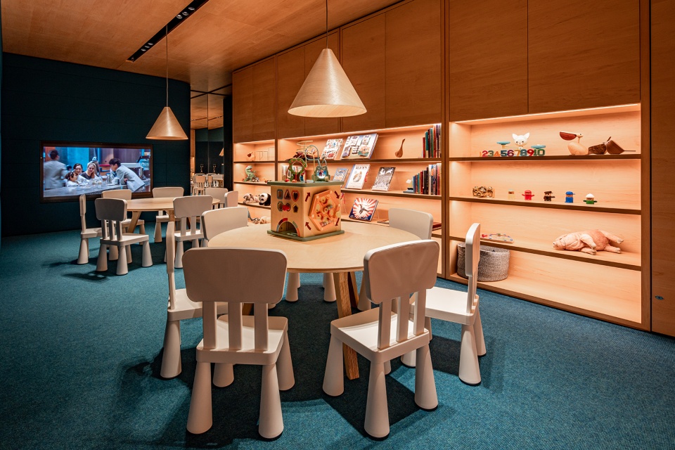 nio tianjin flagship store by raams architecture studio
