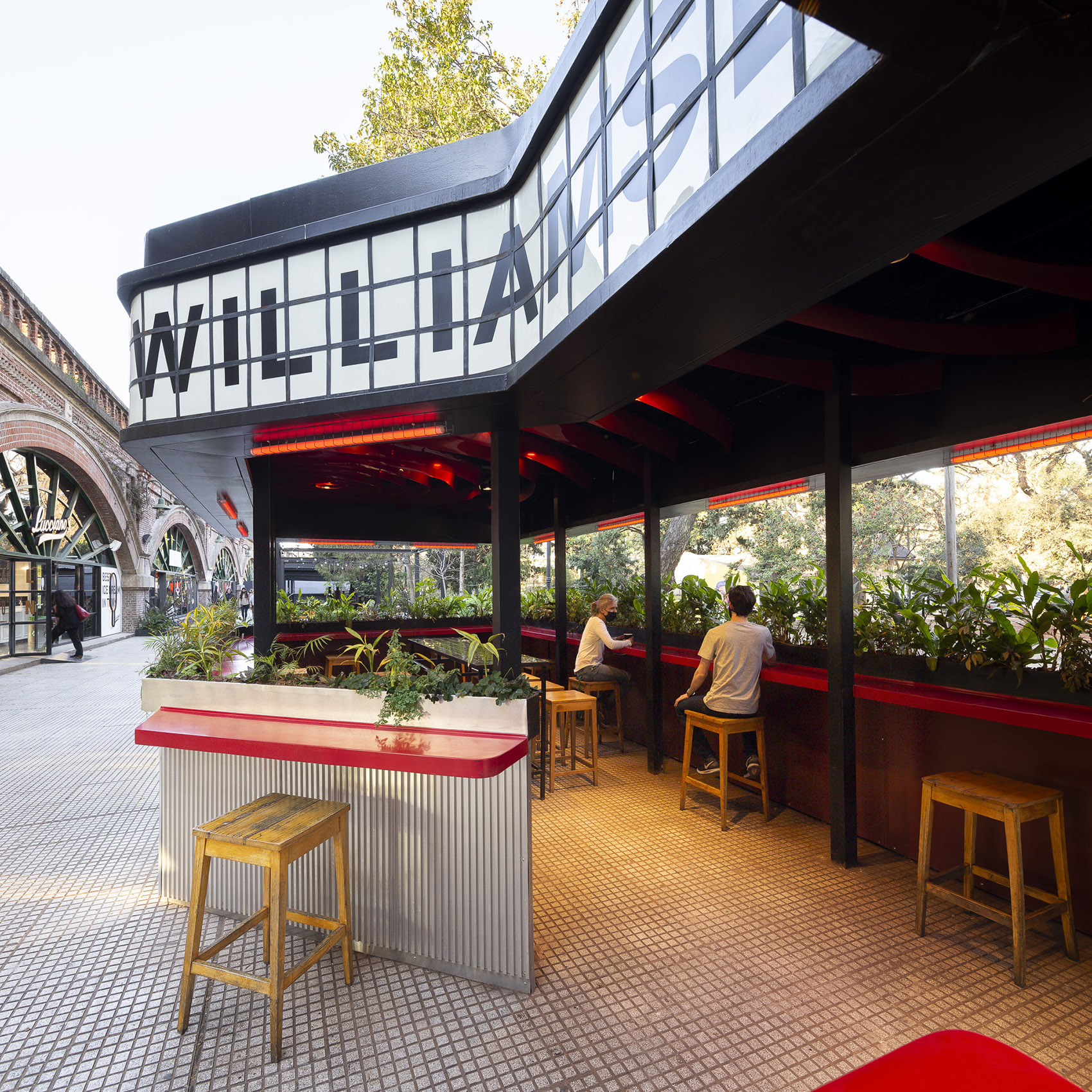 Outside dining space for Williamsburg restaurant by Hitzig Militello Architects 谷德设计网