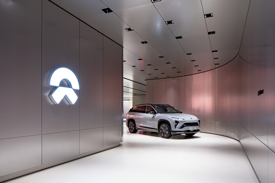 nio tianjin flagship store by raams architecture studio