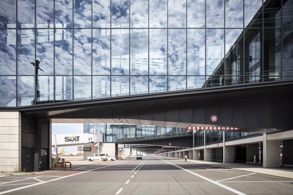 Air traffic starting at BER gmp