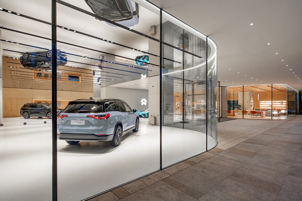 nio tianjin flagship store by raams architecture studio