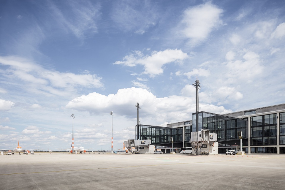Air traffic starting at BER gmp