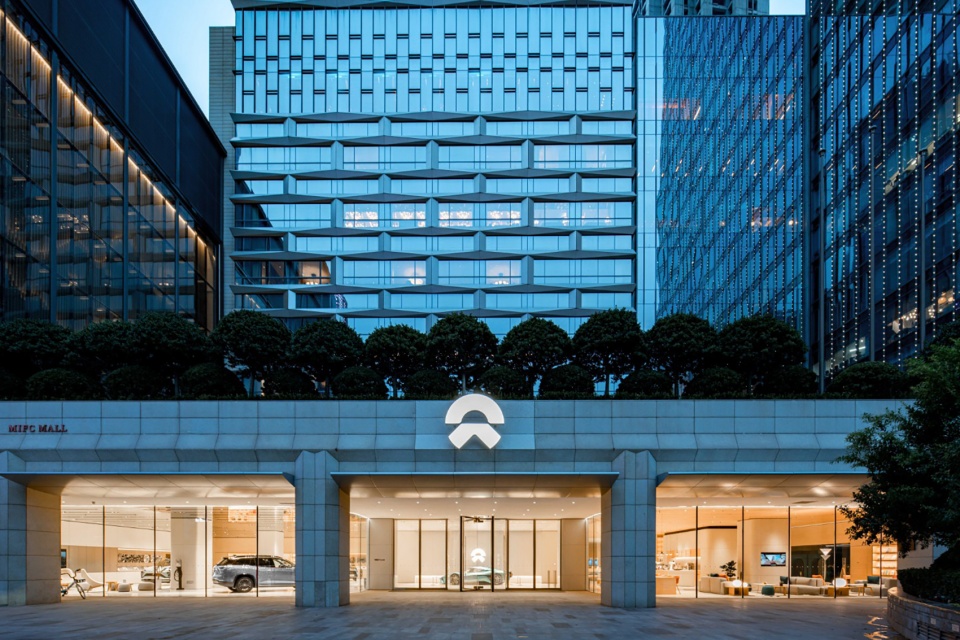 nio tianjin flagship store by raams architecture studio