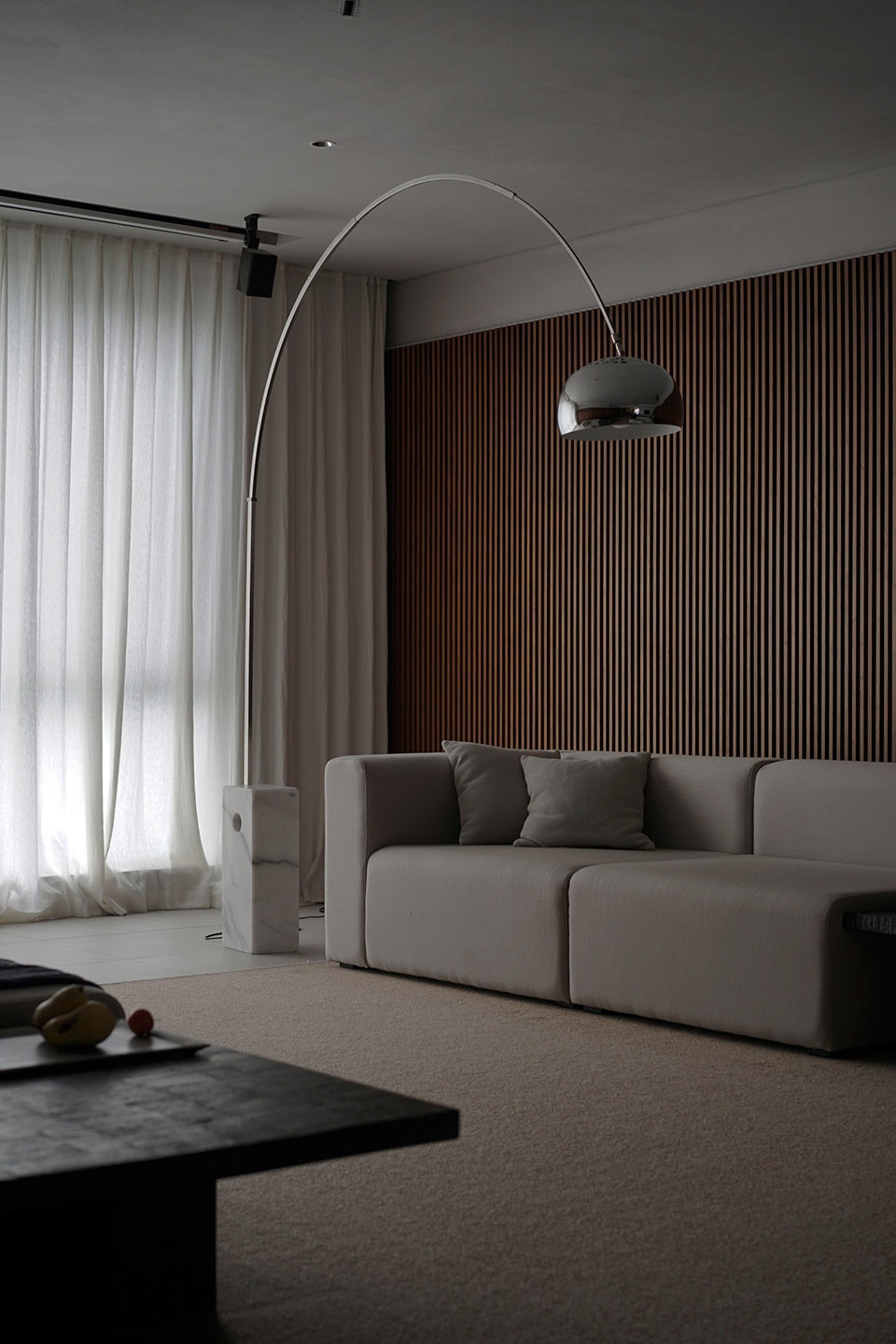 A home made of porcelain and walnut Bridge Lab
