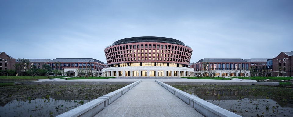 望向大講堂,view to the auditorium from the lawn08趙強▼校門