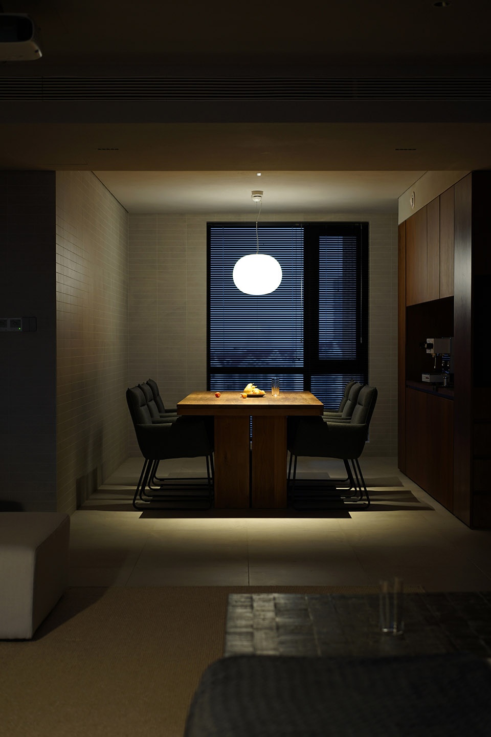 A home made of porcelain and walnut Bridge Lab
