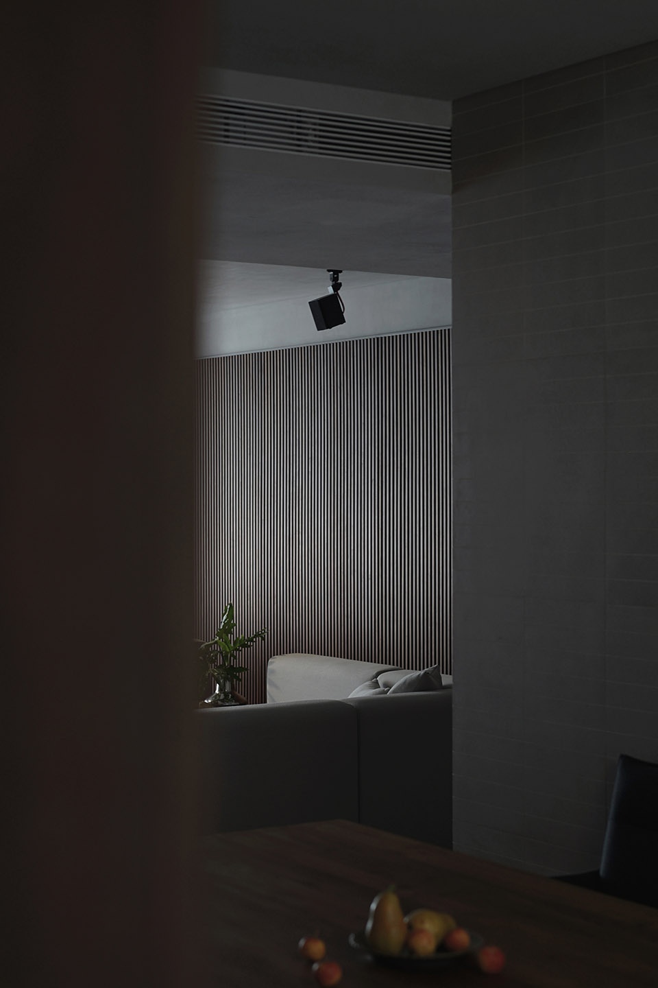 A home made of porcelain and walnut Bridge Lab