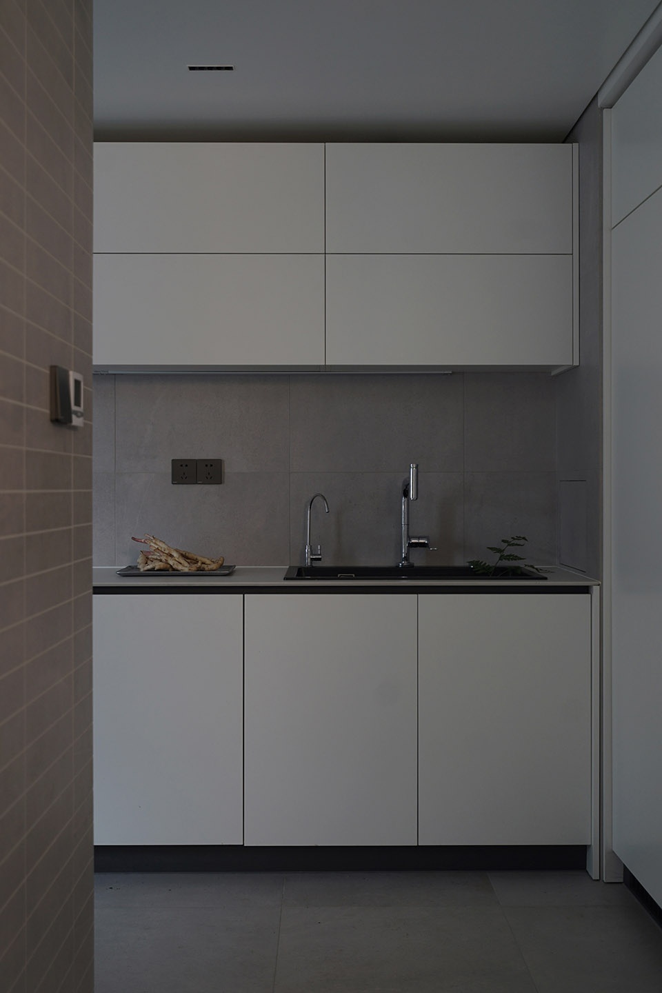 A home made of porcelain and walnut Bridge Lab