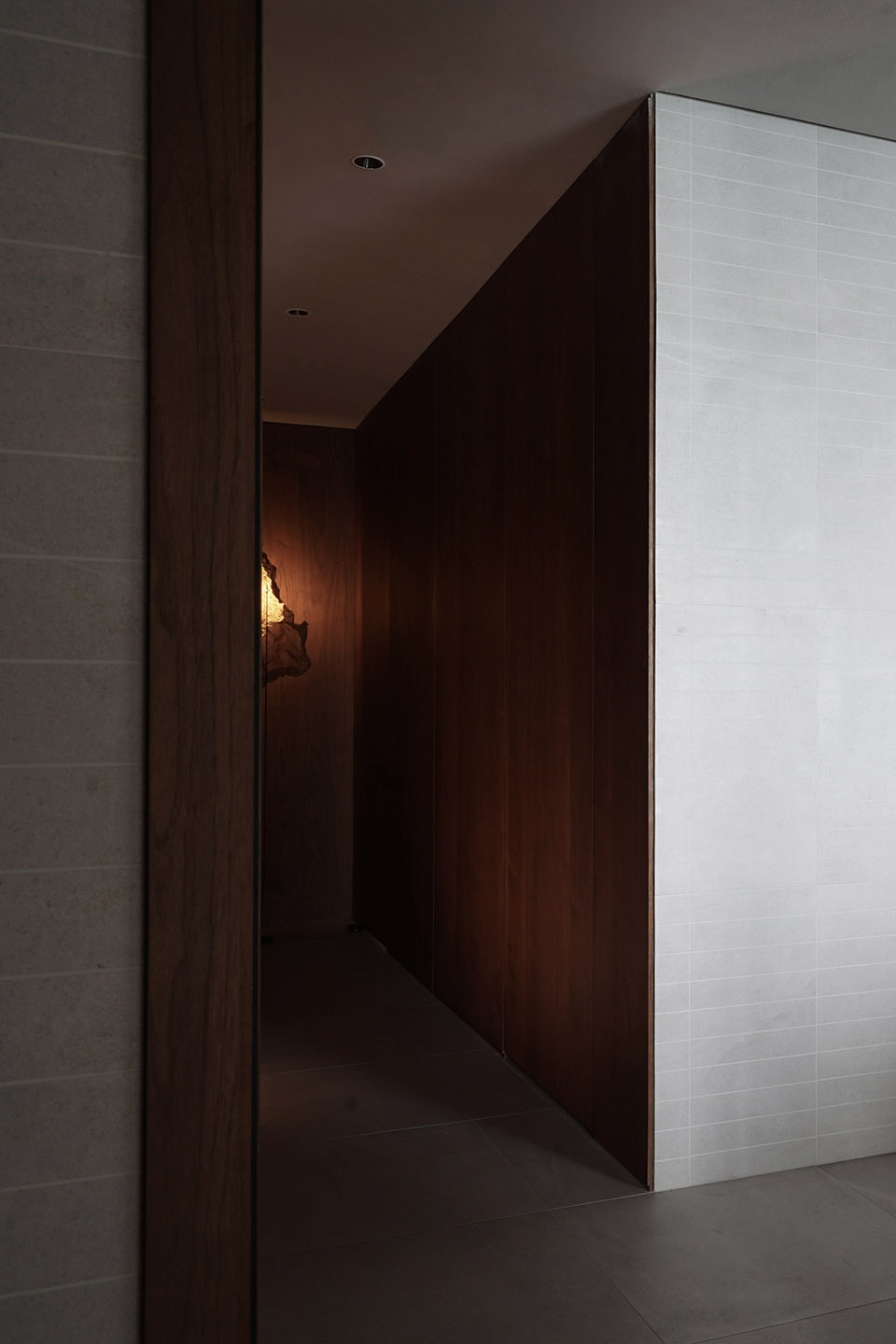 A home made of porcelain and walnut Bridge Lab