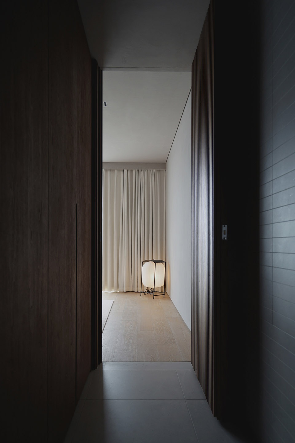 A home made of porcelain and walnut Bridge Lab
