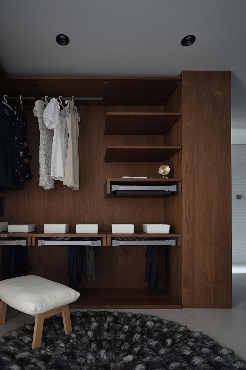 A home made of porcelain and walnut Bridge Lab