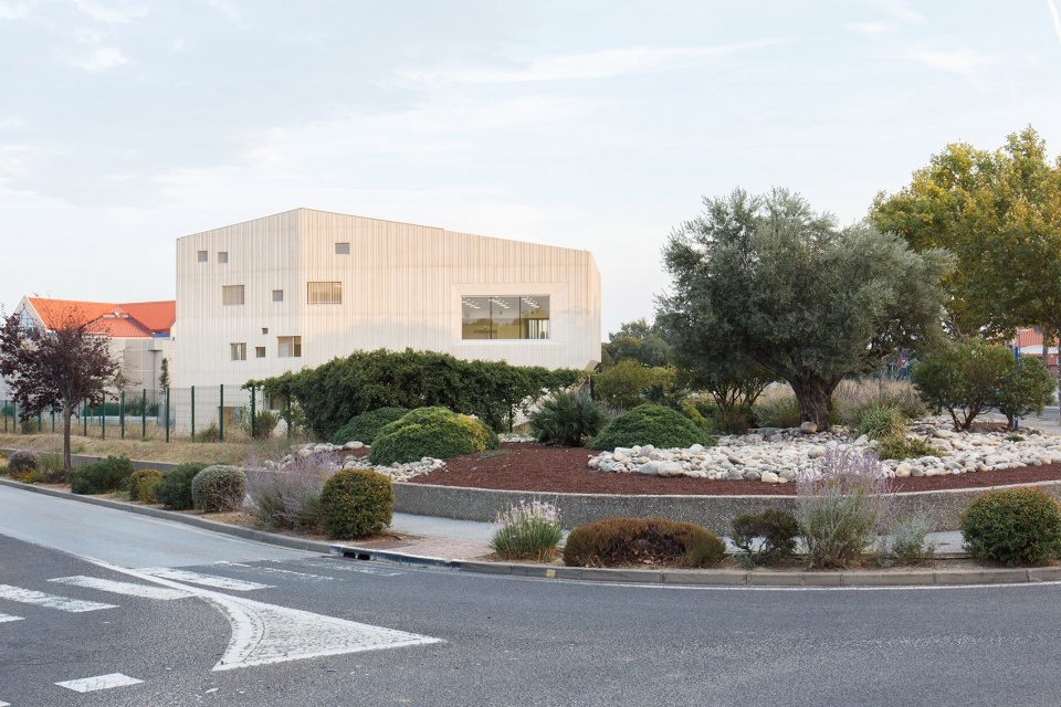 space guy moquet france by oeco architectes