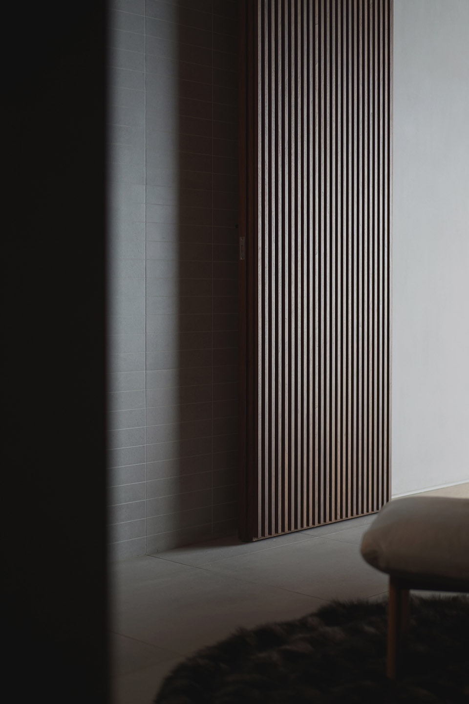 A home made of porcelain and walnut Bridge Lab