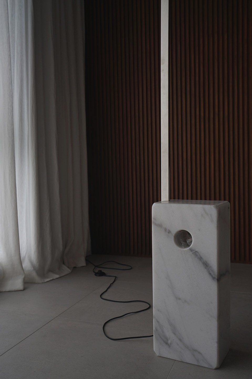 A home made of porcelain and walnut Bridge Lab