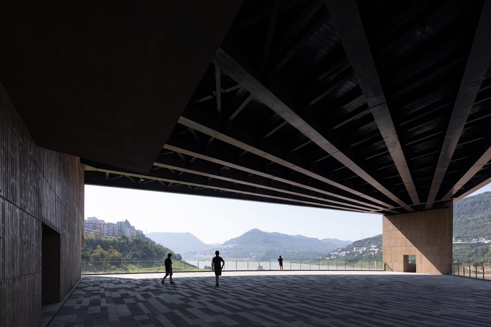 yunyang riverfront visitor center in chongqing china by atelier deshaus