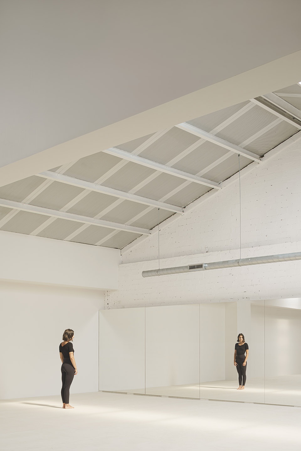 kyodai training center by carlos segarra arquitectos