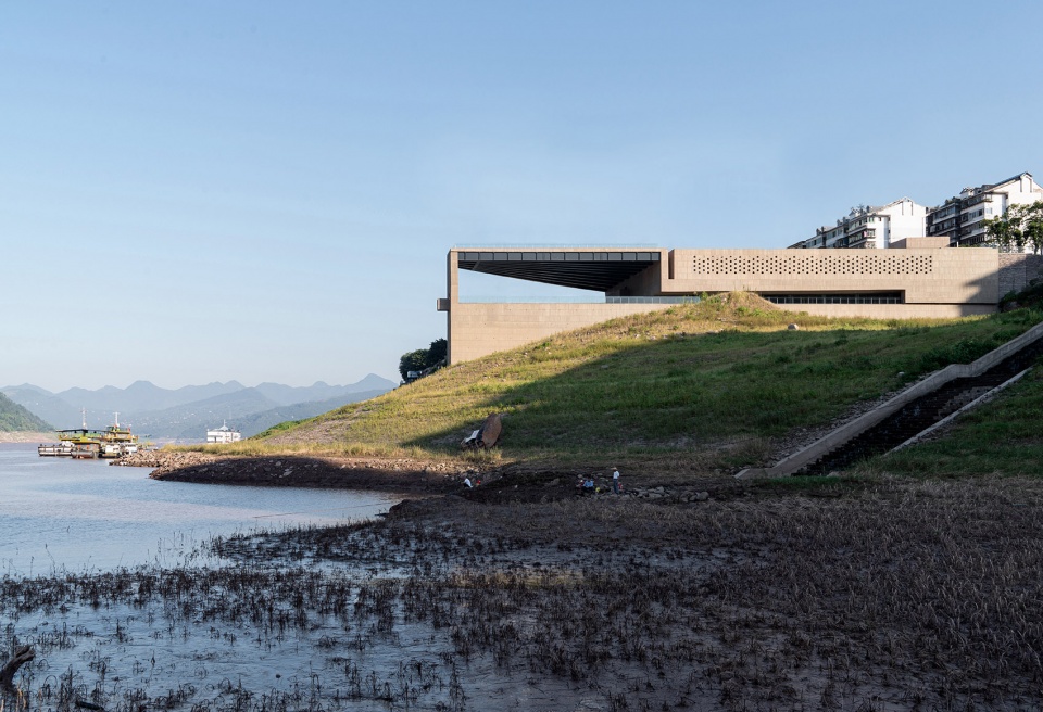 yunyang riverfront visitor center in chongqing china by atelier deshaus
