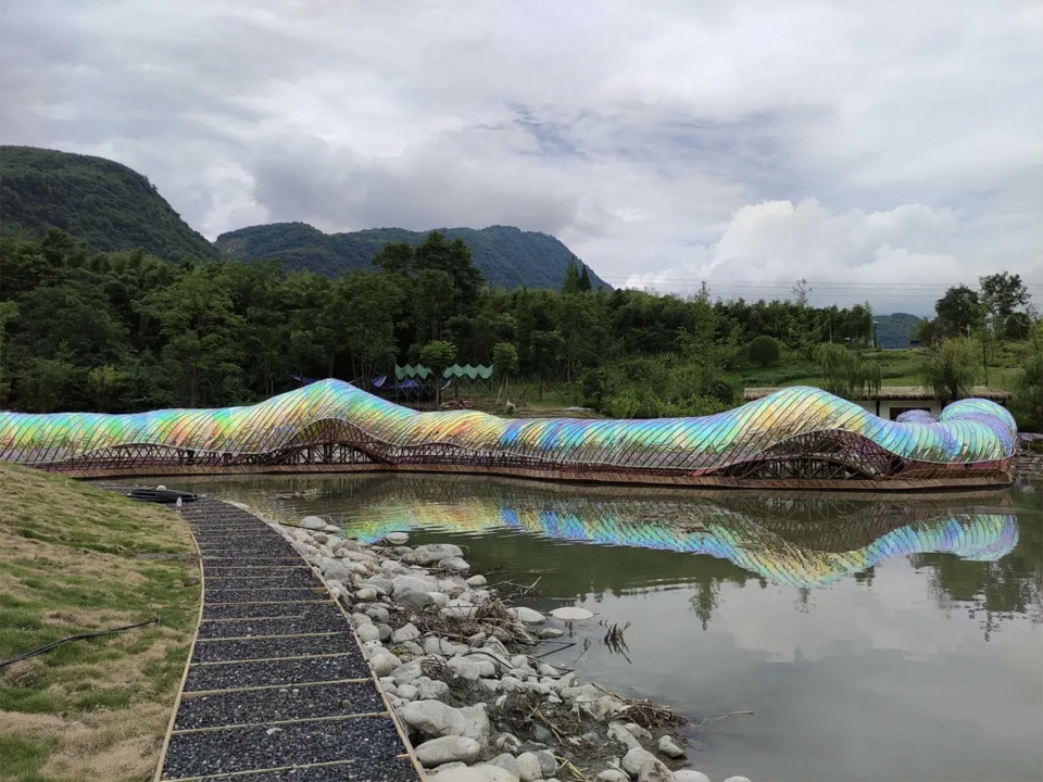 create a 154-meter-long dragon-shaped pontoon with a dragon head
