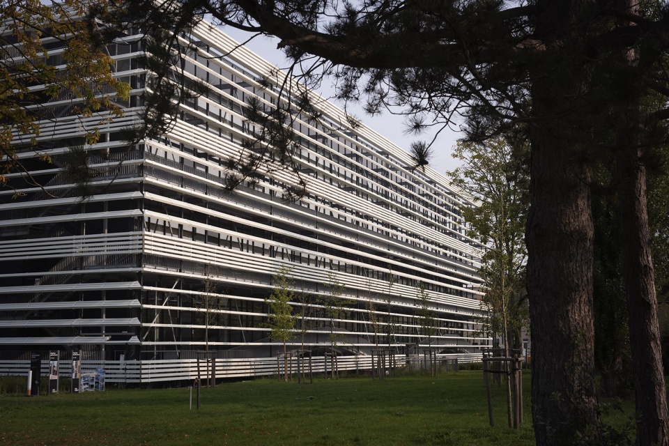 Building T by SADAR VUGA