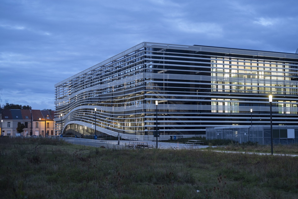 Building T by SADAR VUGA