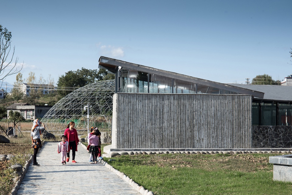 Strawberry Farm Activity Hall by Describing Architecture Studio