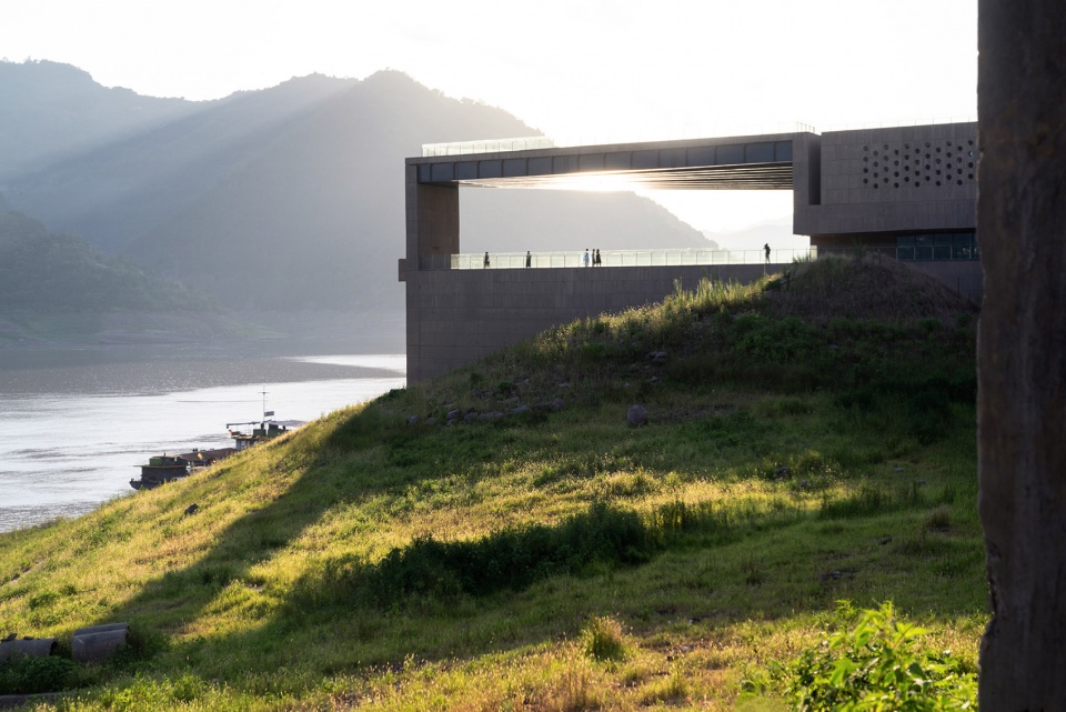 yunyang riverfront visitor center in chongqing china by atelier deshaus