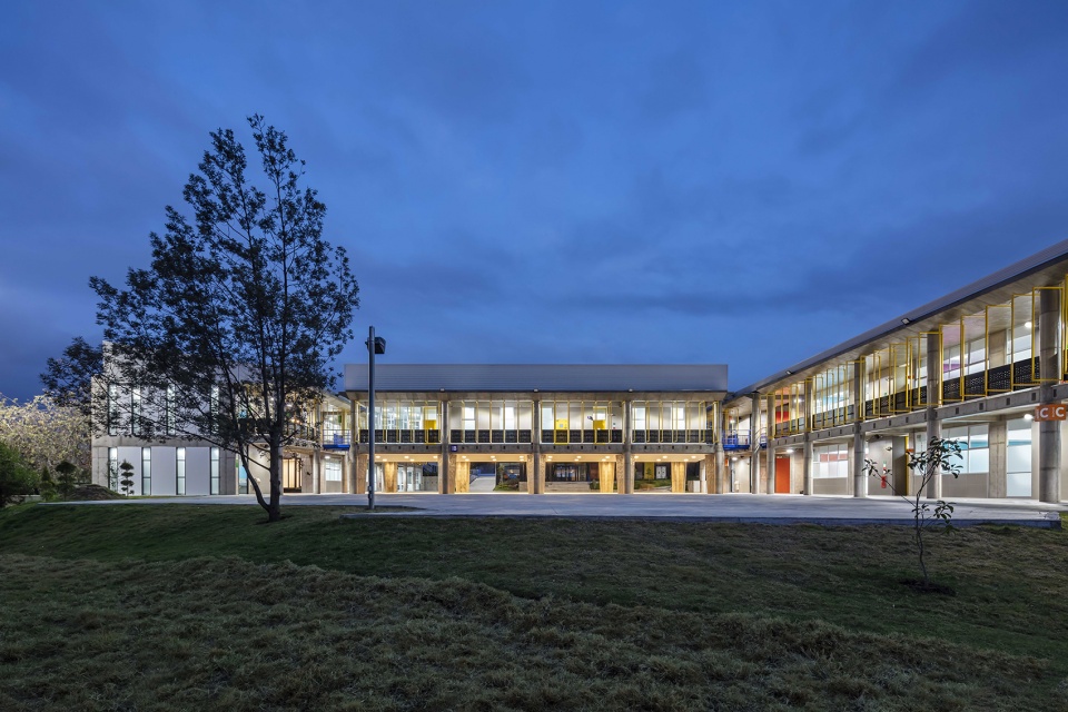 uepm quito classrooms by espinoza carvajal arquitectos