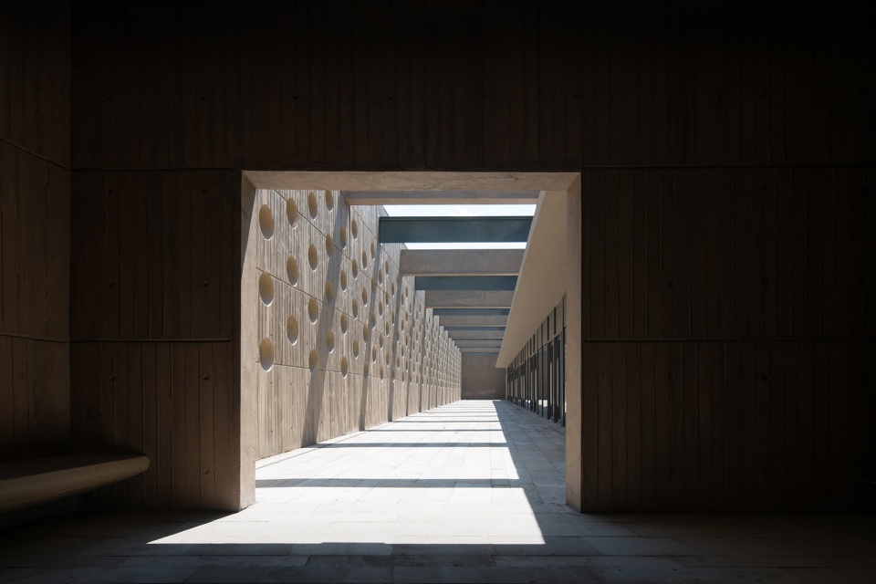 yunyang riverfront visitor center in chongqing china by atelier deshaus