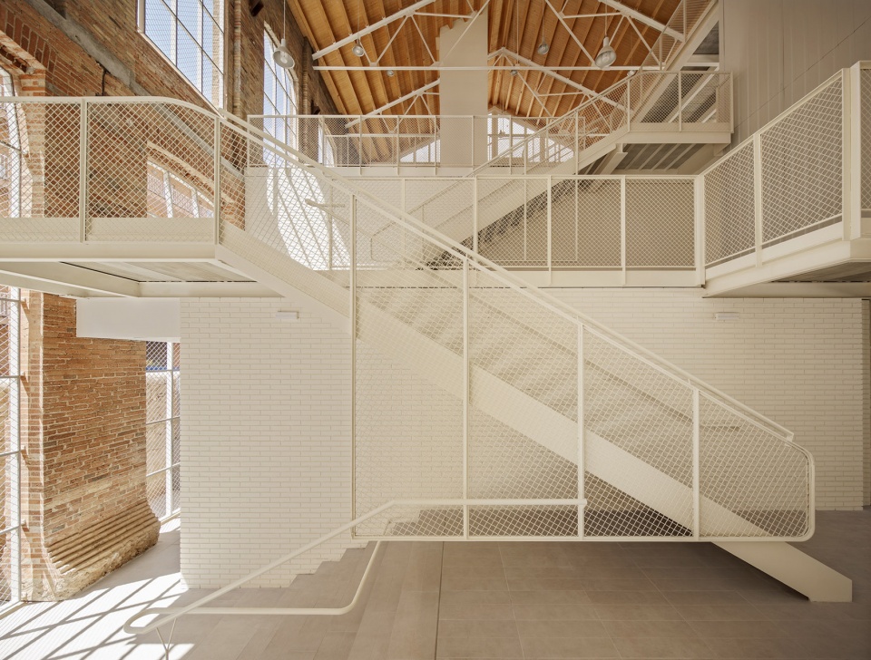 Transformation of the old thread storage building in a social housing complex by Roldan Berengue