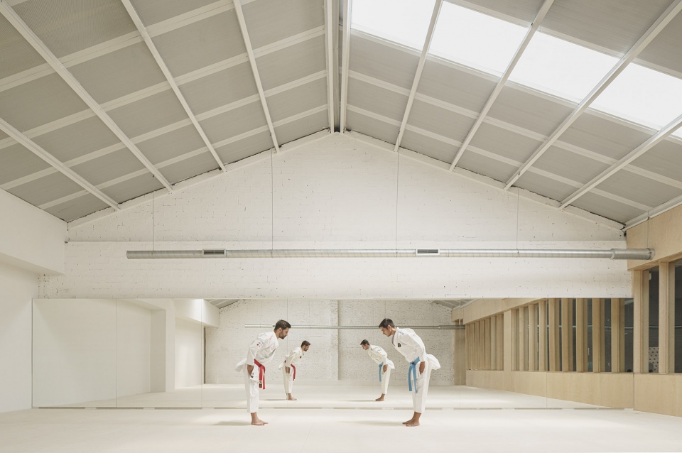kyodai training center by carlos segarra arquitectos