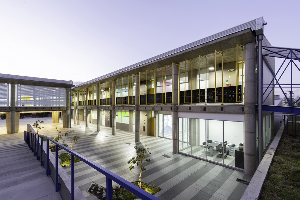 uepm quito classrooms by espinoza carvajal arquitectos